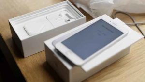 Caricabatterie Apple, pericolosi quelli contraffatti: attenzione agli acquisti online