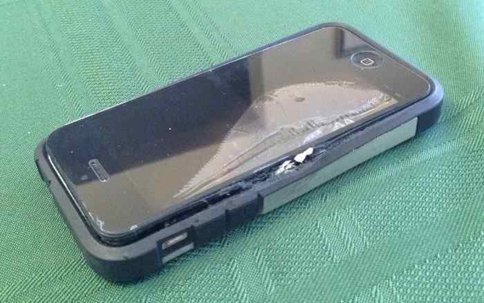L'iPhone gli esplode in tasca: gravi ustioni alla gamba per un ciclista