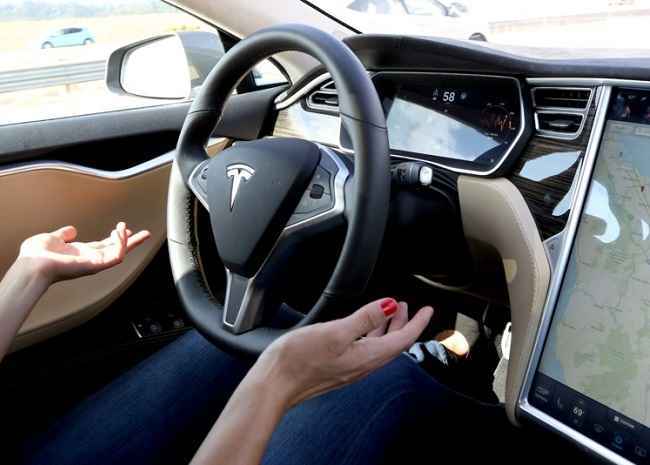 Tesla Model S, l'Autopilot salva un'altra vita: frena prima dell'incidente