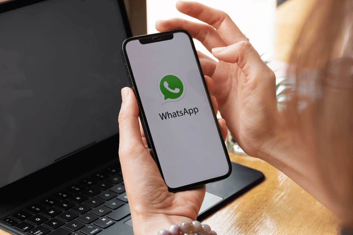 Ascoltare i messaggi vocali WhatsApp prima dell'invio: la funzione che evita le brutte figure