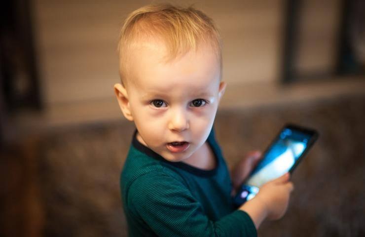 Bambino con smartphone