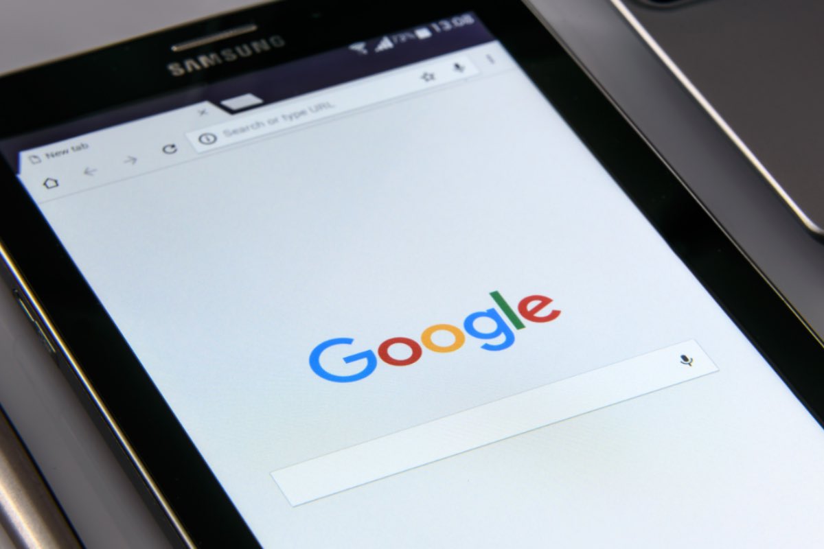 Logo di Google sullo schermo in funzione di un iPad