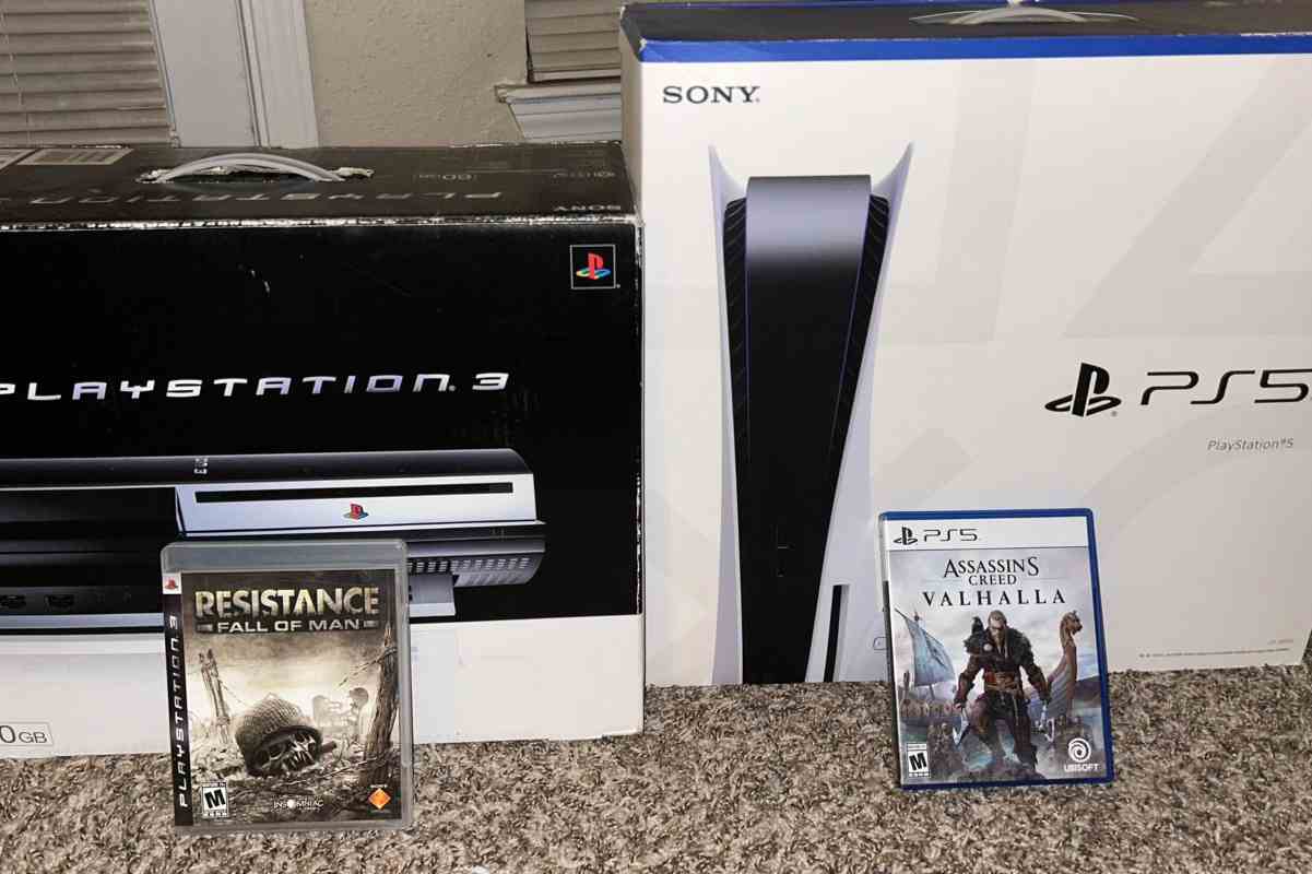 Due versioni di Play Station Sony