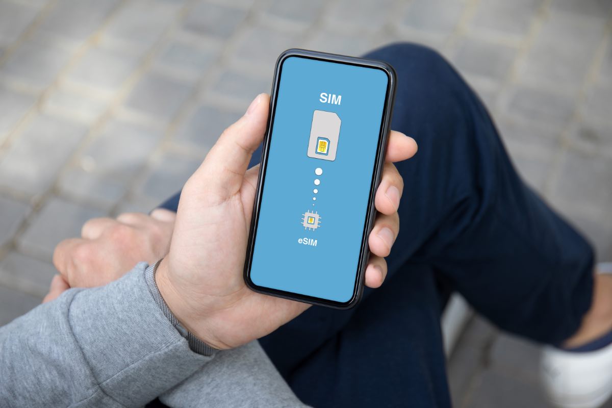 Schermo dello smartphone durante il rimpiazzo della sim