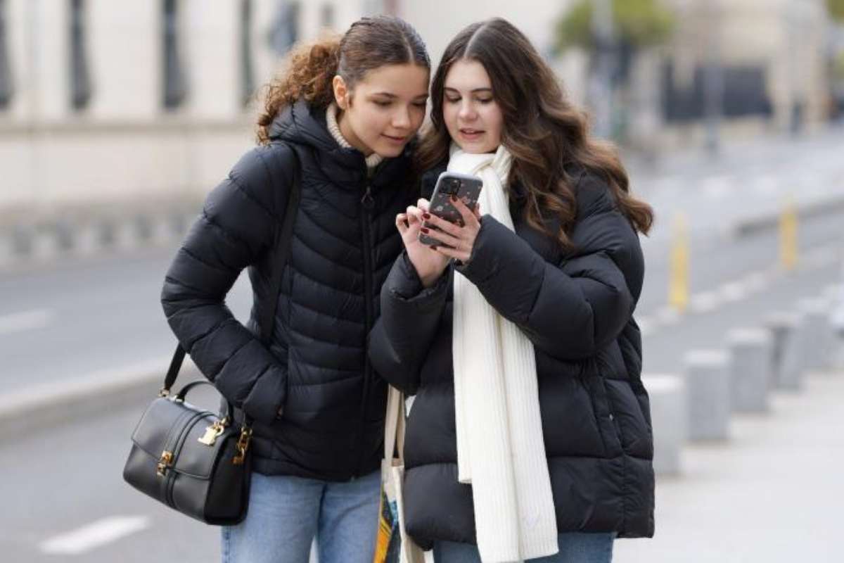 Ragazze con smartphone 