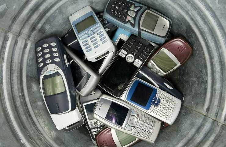Vecchi cellulari pericolo ambiente smaltimento