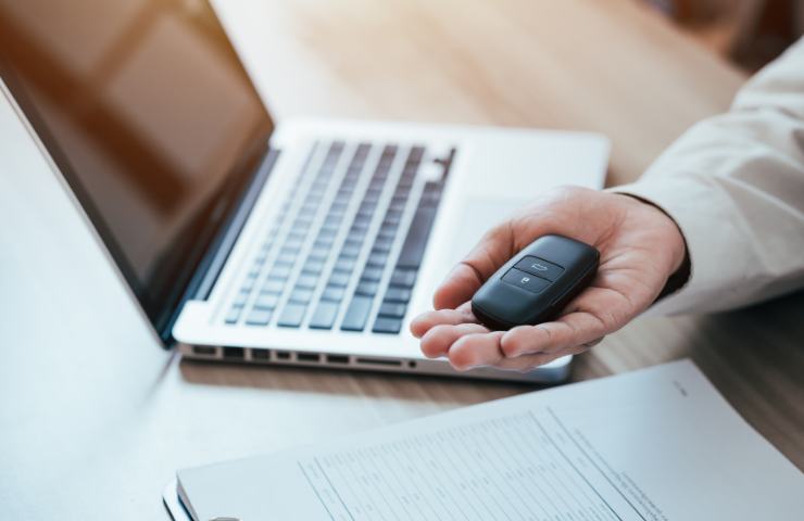 persona paga al pc il bollo auto 