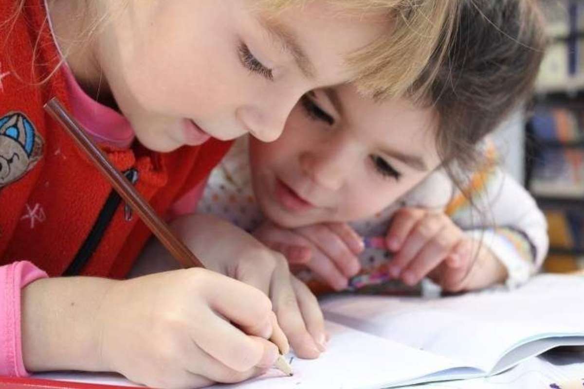 Bambini che fanno i compiti