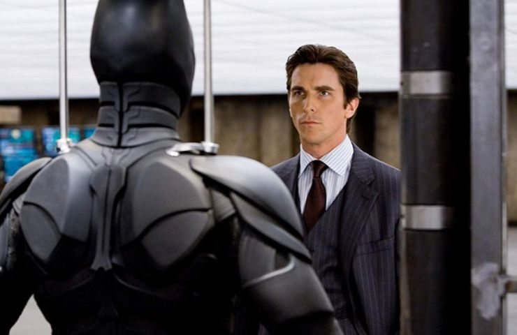 Christian Bale indossa il costume di Batman