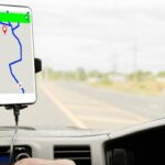 Schermata Google Maps su smartphone in auto