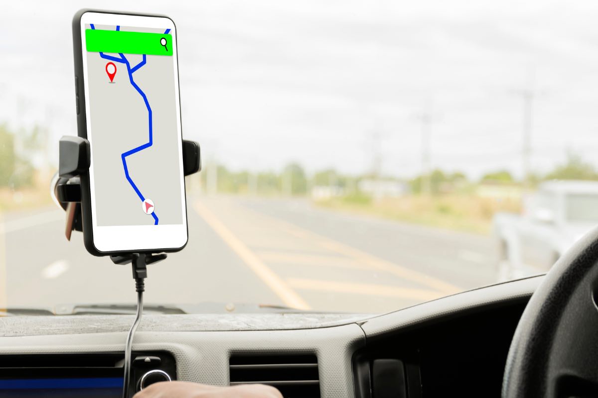 Schermata Google Maps su smartphone in auto