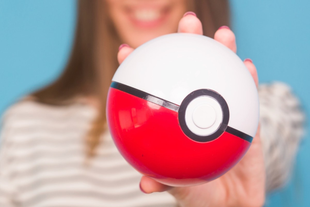 Giocatrice con sfera dei Pokemon con nuovi codici