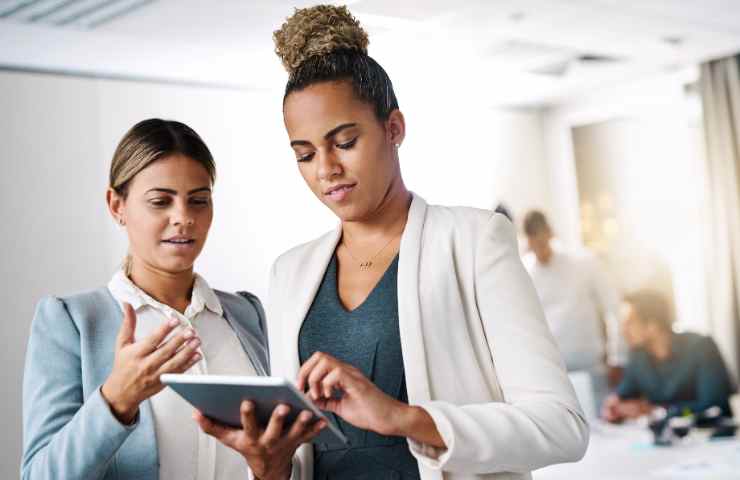 ragazze con tablet