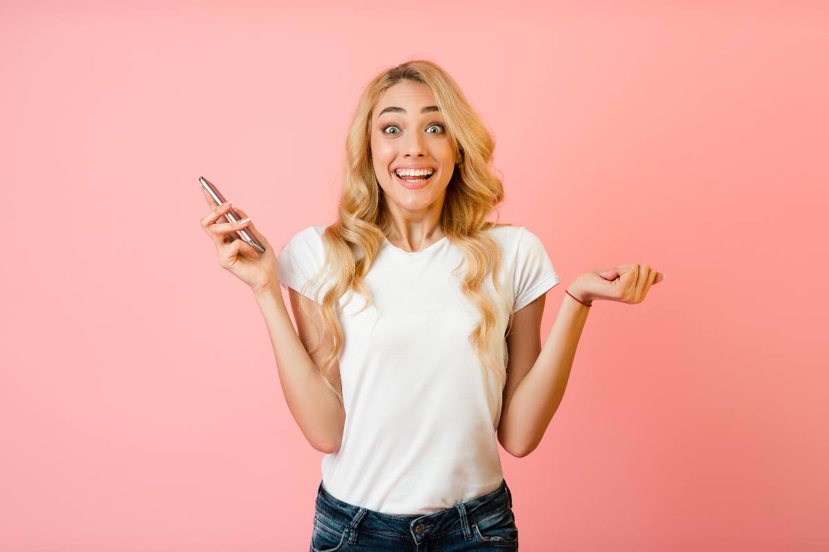 ragazza con smartphone