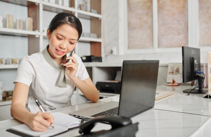 ragazza a telefono 