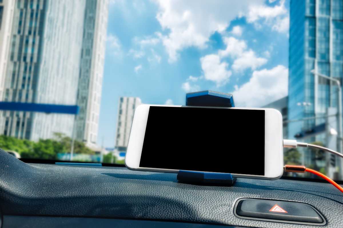 smartphone in auto 