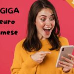 donna al telefono felice per l'offerta di 180 GIGA a 6 euro al mese